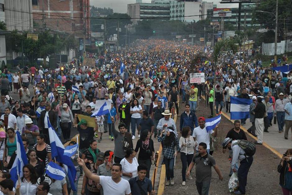 Honduras registró este viernes una marcha histórica que recorrió las calles de Tegucigalpa gritando contra la corrupción y clamando por la instalación de una comisión internacional de la ONU que luche contra la impunidad en su país. (Foto: EFE)