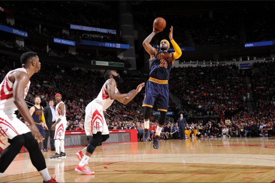 Harden y LeBron James tuvieron un duelo personal durante el último juego entre los Rockets de Houston y los Cavaliers de Cleveland. (Foto: AFP)