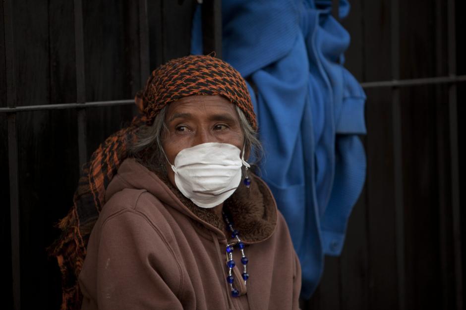Mascarillas y pañuelos húmedos para evitar la inhalación de las particulas de ceniza del aire. No es tóxica, pero es recomendable que no se respire. (Foto: EFE)