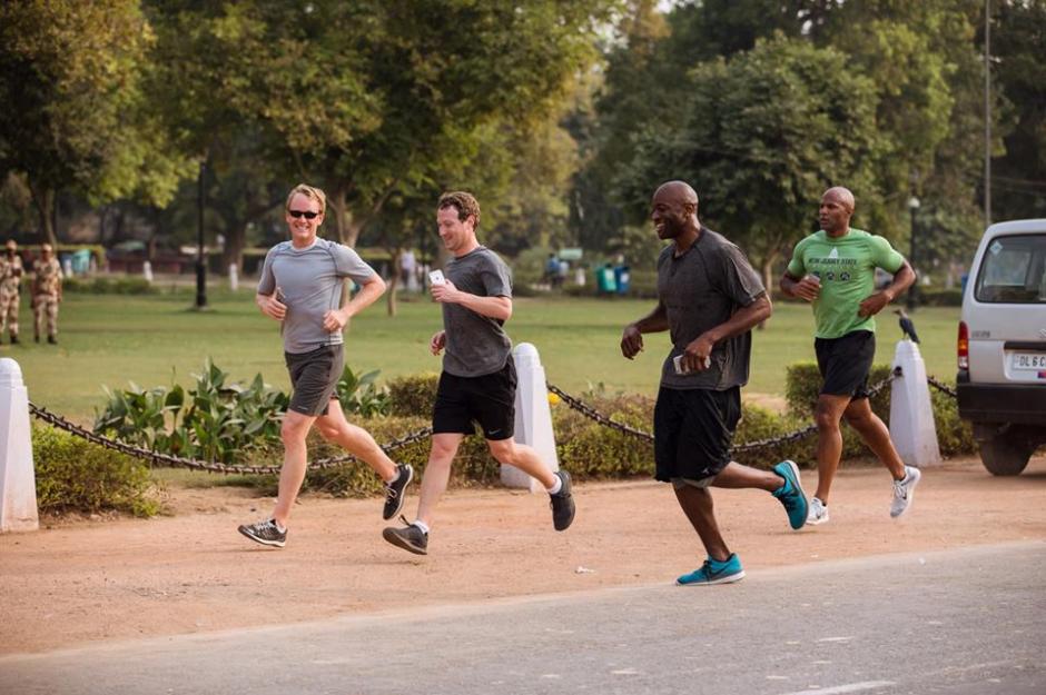 Mark Zuckerberg publicó esta imagen de él corriendo junto a unos amigos. (Foto: Facebook/Mark Zuckerberg)