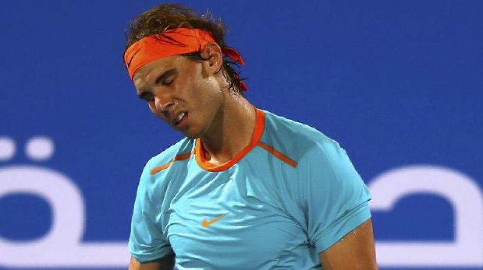 El tenista español, Rafael Nadal, cae en su retorno al tenis de alto nivel en el torneo de Abu Dabi. (Foto EFE)