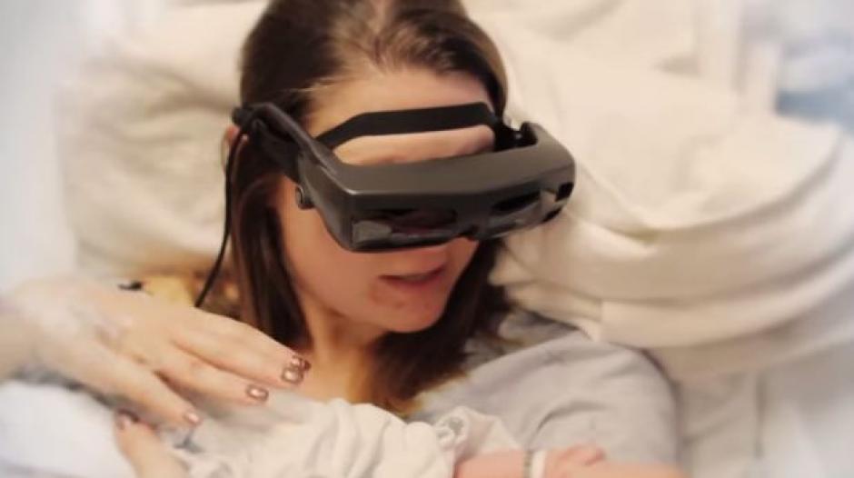 Kathy Beitz se emociona al tener la ayuda de la tecnología y apreciar a su hijo recién llegado al mundo. 