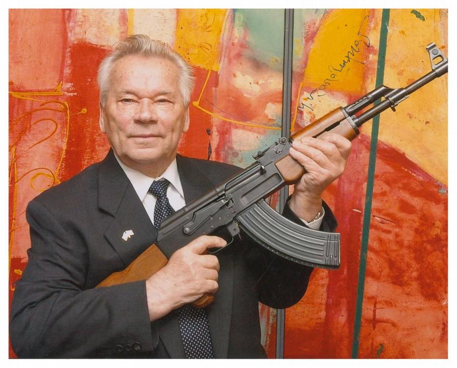 El diseñador de armas ruso, el general Mijaíl Kaláshnikov, sujeta su mítico rifle de asalto AK-47, comúnmente conocido como "Kalashnikov", durante la celebración del 50 aniversario de la primera versión de esta marca. (taringa.net)