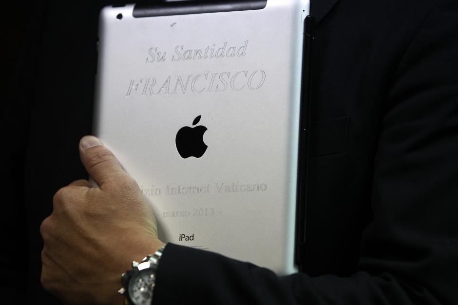 Fotografía del 27 de marzo de 2015 donde se ve a un hombre sosteniendo el iPad que pertenecía al papa Francisco en la sede de Castells Inmuebles en Montevideo (Uruguay). (Foto: EFE/Archivo)