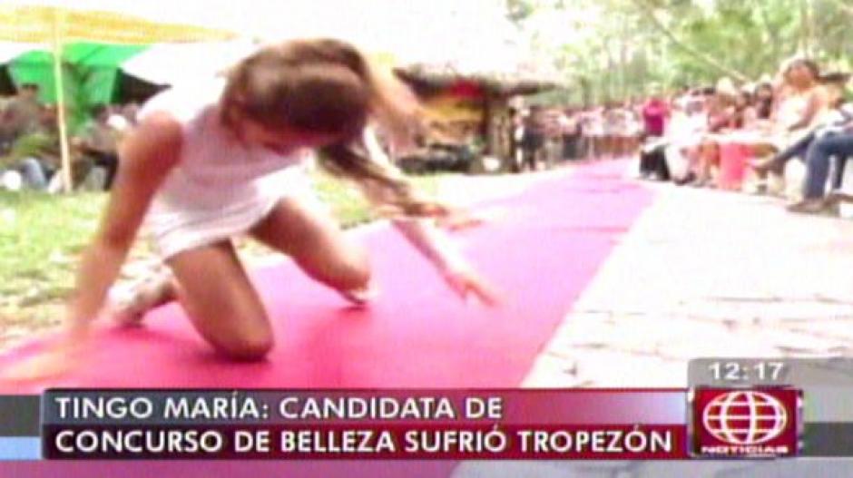 Andrea Vargas Atalaya, concurtsante en el Miss Tingo María 2015, cae en plena pasarela.
