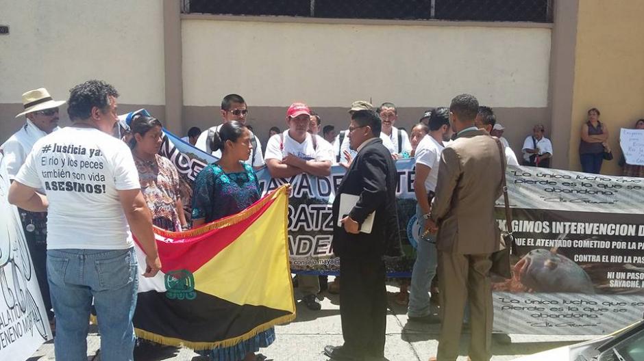 Pobladores de Sayaxché permanecen en las afueras de la sede central de Codisra. (Foto Codisra)