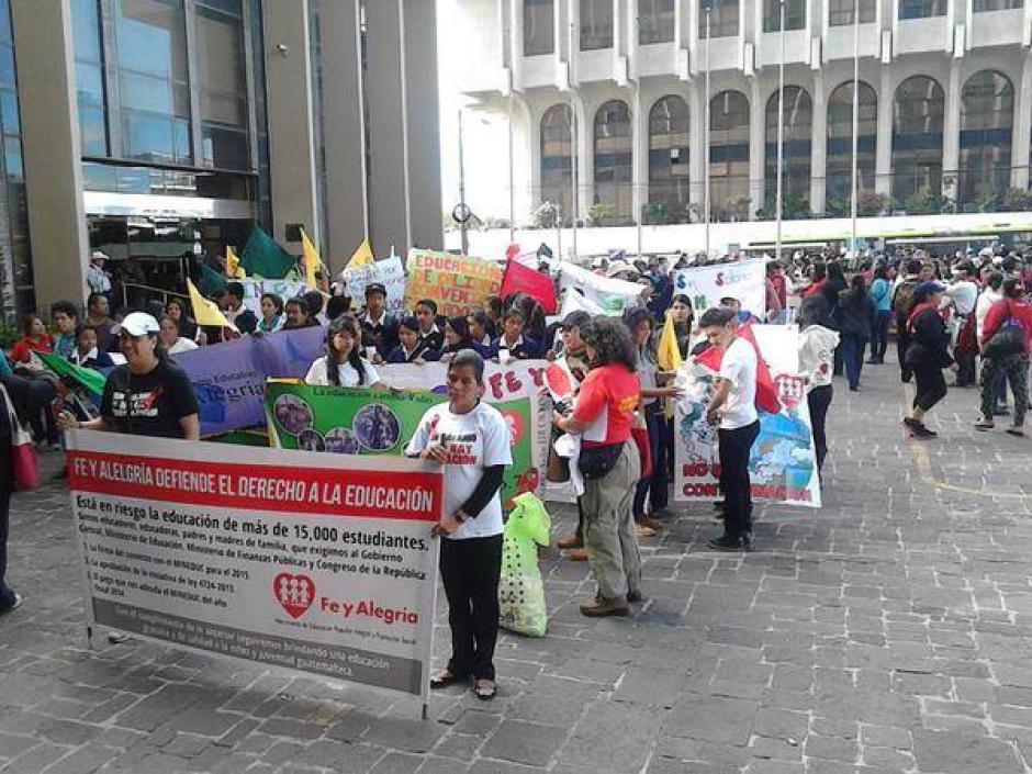 Los maestros de las escuelas Fe y Alegría protestan en el Centro Histórico por la falta de pago. (Foto: Twitter Luisa Velásquez)