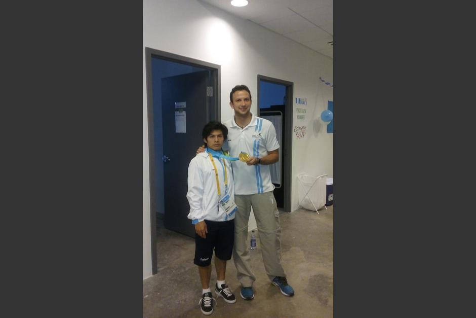 Kevin Cordón, finalista en bádminton panamericano para Guatemala, posa junto a Jorge Vega, campeón en la gimnasia de Toronto 2015. (Foto: Facebook)