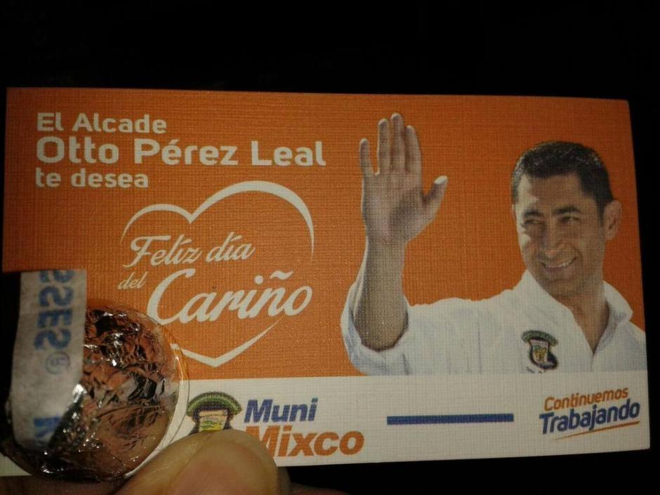 El alcalde de Mixco, Otto Pérez Leal busca la reelección y para festejar el Día del Cariño, regaló chocolates y tarjetas donde resalta su rostro. 