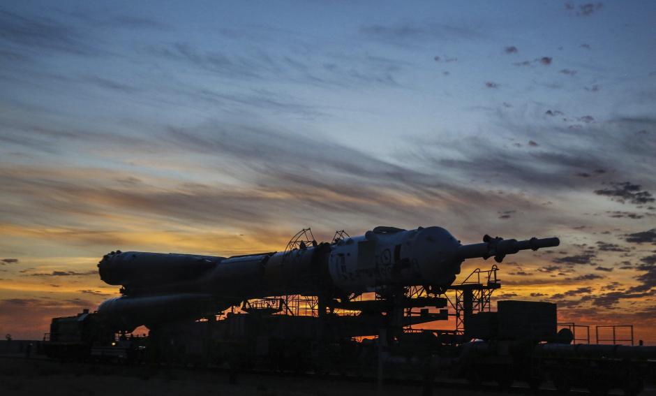 El Soyuz TMA-18M es trasladado a la plataforma de lanzamiento en el cosmódromo de Baikonur (Kazajistán). (Foto: EFE)