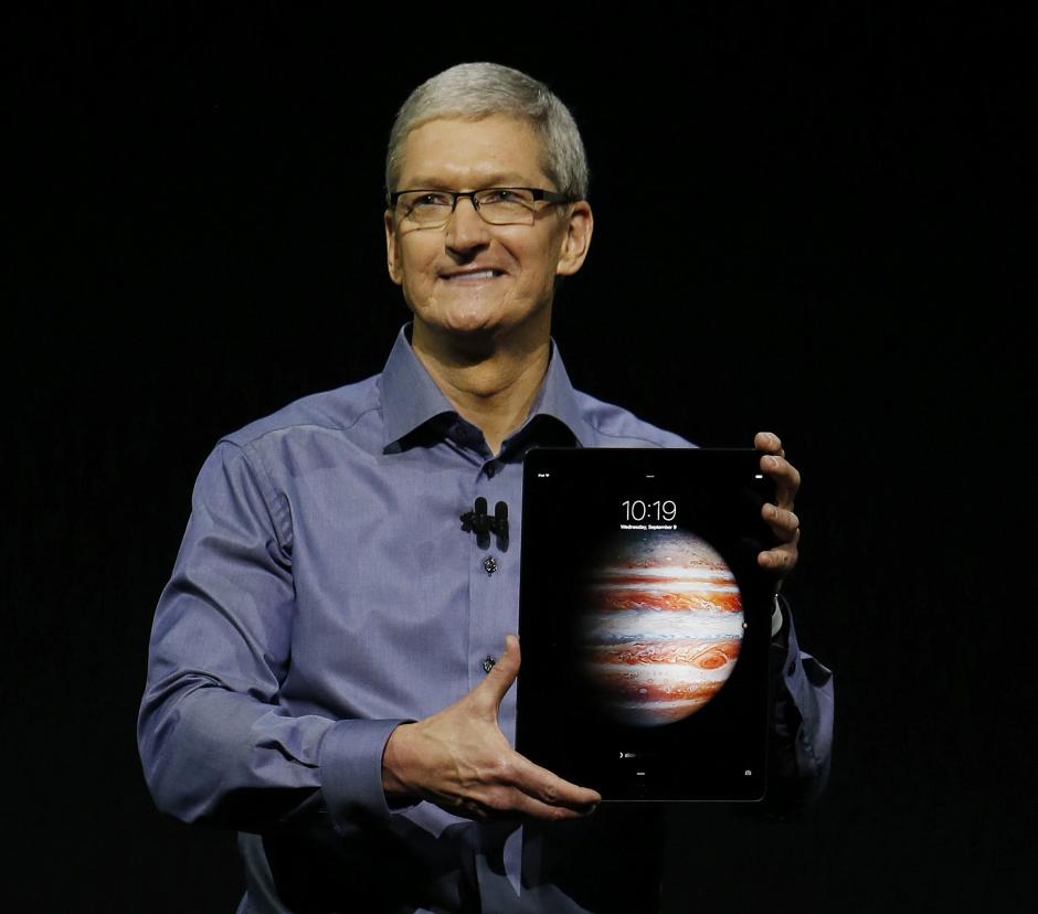 El consejero delegado de Apple, Tim Cook, presenta el nuevo Ipad Pro durante un evento en el auditorio Bill Graham Civic de San Francisco, California, Estados Unidos, este 9 de septiembre de 2015. (Foto:EFE) 