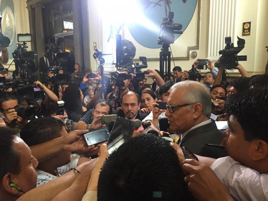 Alejandro Maldonado en su primera conferencia de prensa como Vicepresidente, en los pasillos del Congreso. (Foto: Jesús Alfonso/Soy502) 
