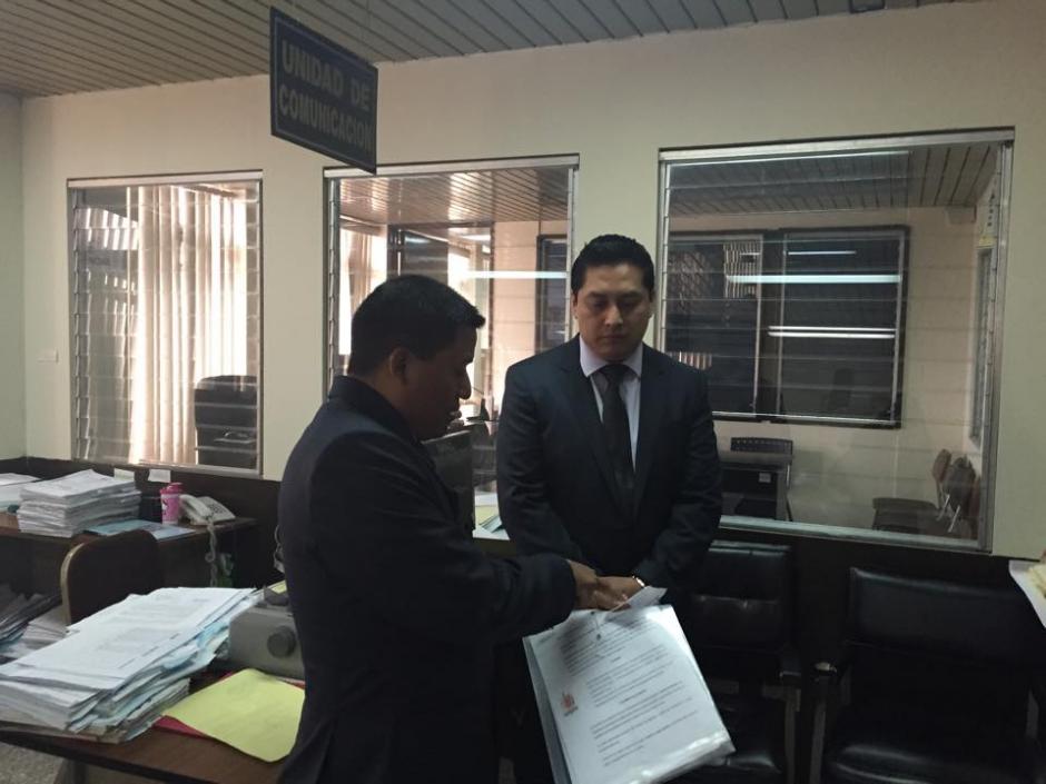 Mario Cano (D), abogado de Roxana Baldetti, acudió este jueves a Tribunales. (Foto: Evelyn de León/Soy502)