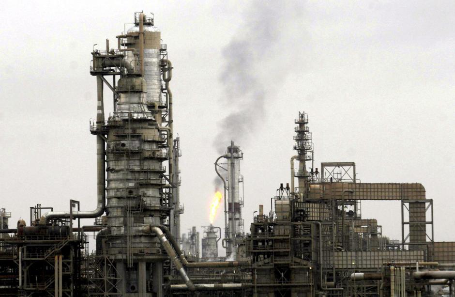 Los bajos precios de petróleo provocaron que los países exportadores acordaran congelar su producción para reducir la oferta de crudo en el mercado. (Foto: EFE)