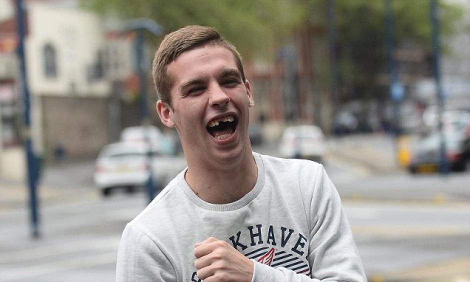 Callum Clatworthy-Robins es un joven de 22 años que fue multado por comerse un pescado vivo. (Foto: Facebook/ Callum Clatworthy-Robins)