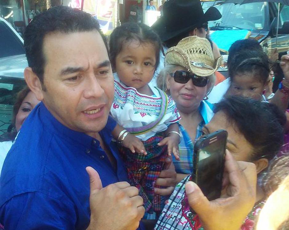 El candidato de FCN, Jimmy Morales, fue abordado por decenas de migrantes guatemaltecos que se le acercaban para tomarse una fotografía con él. (Foto: Giovanni Bautista)