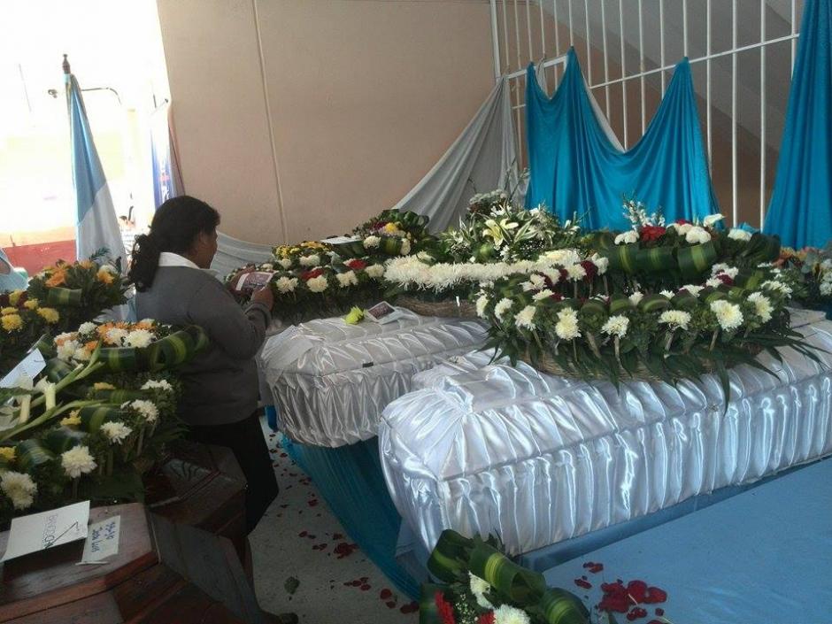 La Directora de la Escuela de Santa Catarina Pinula espera que los socorristas localicen los cuerpos de los 25 alumnos que desaparecieron luego del deslizamiento ocurrido en El Cambray II. (Foto: Gustavo Méndez/Soy502)