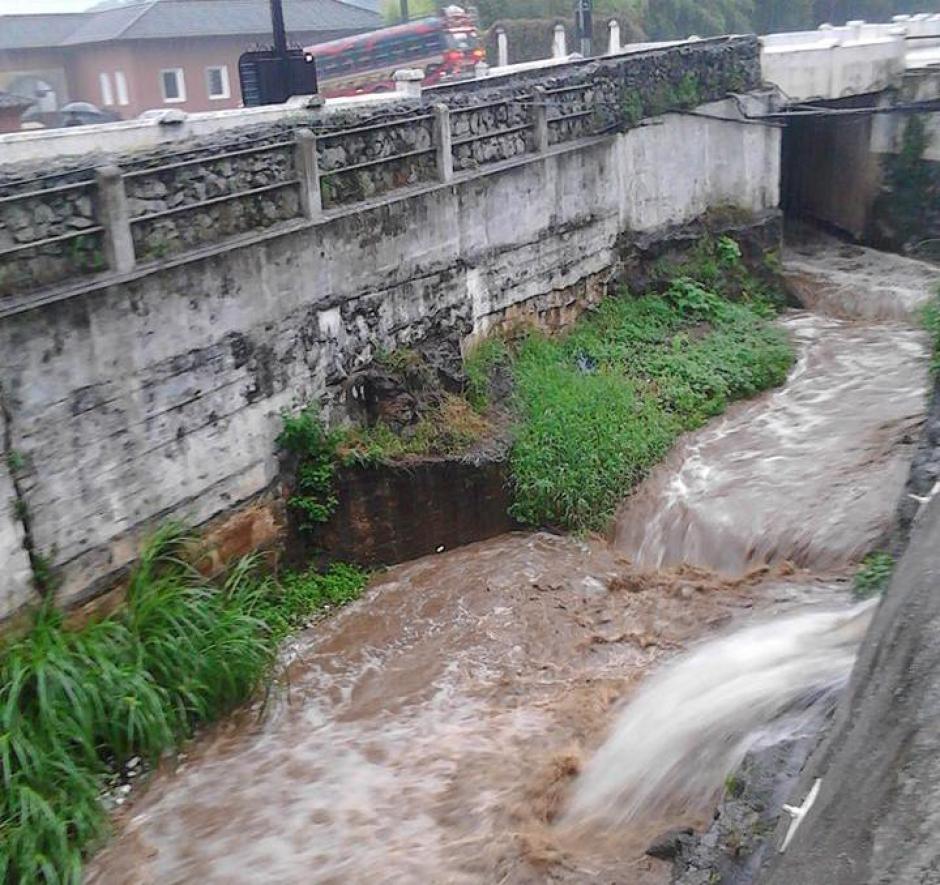 En Antigua Guatemala, el río Pensativo ha aumentado su nivel, pero aún no representa peligro para la población. (Foto: Cortesía Erbín Toledo)