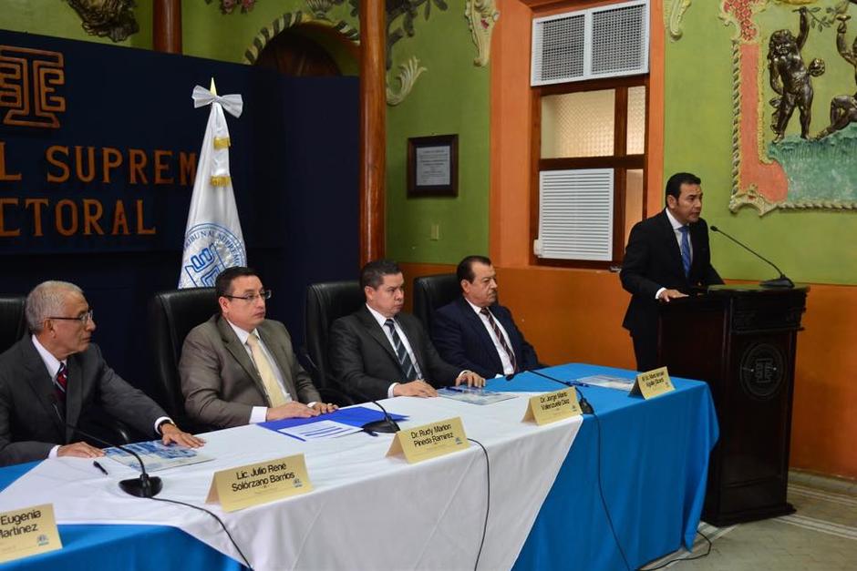Durante la firma del pacto de no agresión entre los candidatos presidenciales, Jimmy Morales ofreció una disculpa pública a la candidata de la UNE, Sandra Torres Casanova. (Foto: Jesús Alfonso/ Soy502)