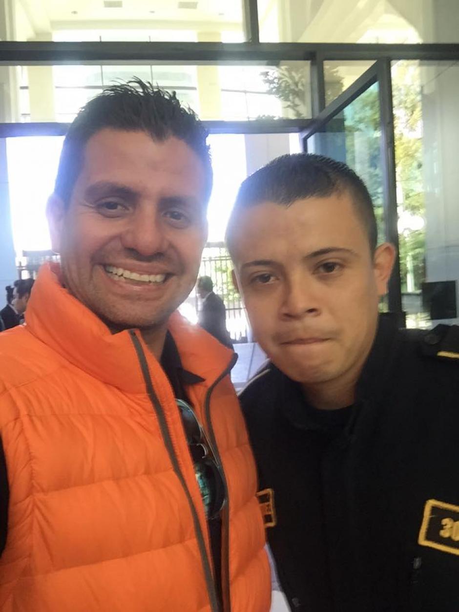 Un agente de la PNC recuperó y devolvió una billetera con documentos que localizó y cuyo propietario había perdido la noche del miércoles. (Foto: Facebook)