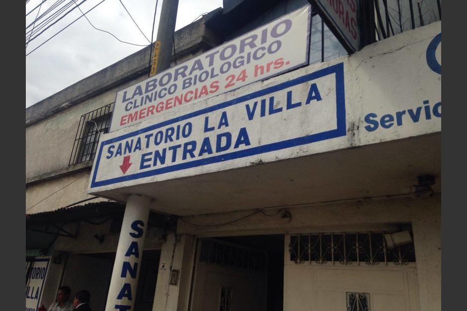 En este centro asistencial de San José Villa Nueva se encuentra hospitalizado Marco Tulio Ciani. La familia se mostró afectada por lo sucedido y espera los resultados de los exámenes a los que fue sometido el futbolista. (Foto: Fredy Hernández/Soy502)