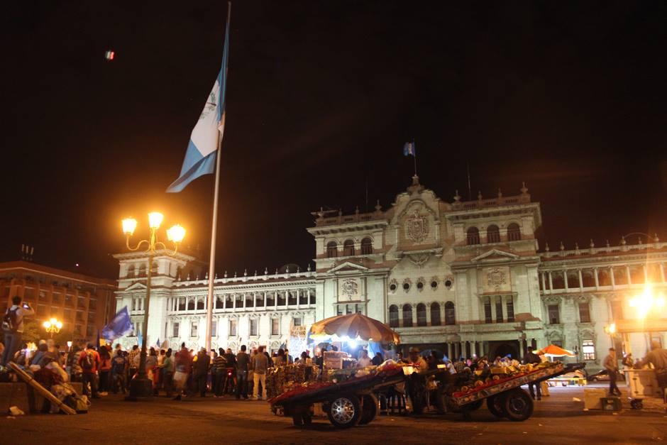El objetivo de la convocatoria es pasar la noche en la plaza hasta ver amanecer. (Foto: Soy502)