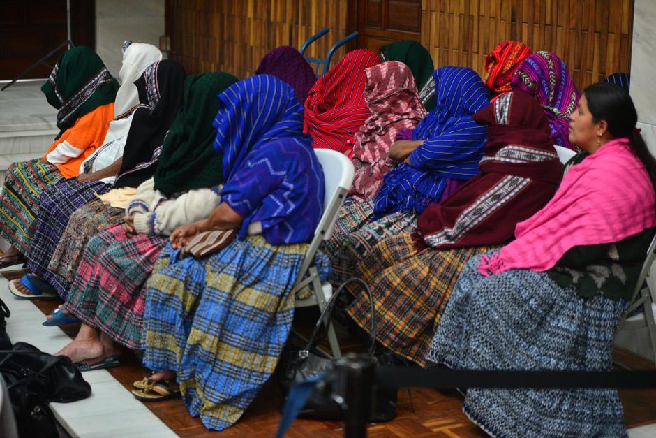 Las víctimas del caso Sepur Zarco siempre asisten a la Sala de Vistas Públicas con el rostro cubierto. (Foto Wilder López/Soy502)