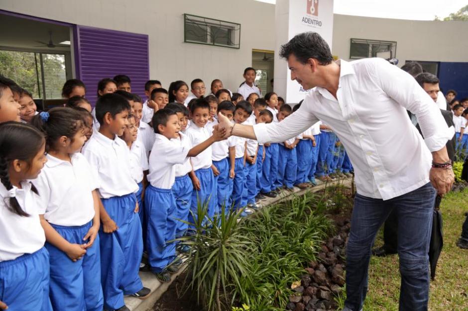 Ricardo Arjona comparte con niños que estudian en la segunda escuela de la Fundación Adentro. (Foto: Facebook /Fundación Adentro) 