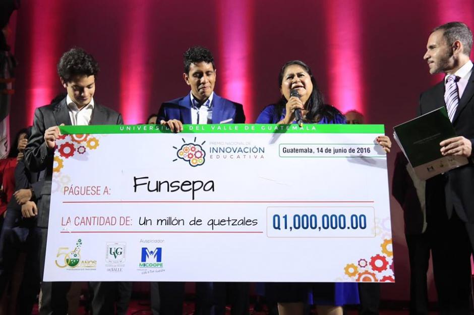 Los integrantes del proyecto El Despertar del Conocimiento de Funsepa lograron convencer al jurado sobre su propuesta y obtuvieron el primer lugar del Premio Nacional de Innovación Educativa impulsado por la Universidad del Valle de Guatemala. (Foto: Funsepa)