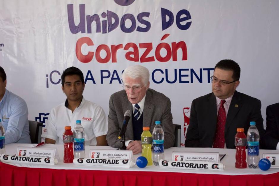 Organizadores de la caminata 5k, Unidos de Corazón, en la conferencia de prensa de presentación. (Unipharm)