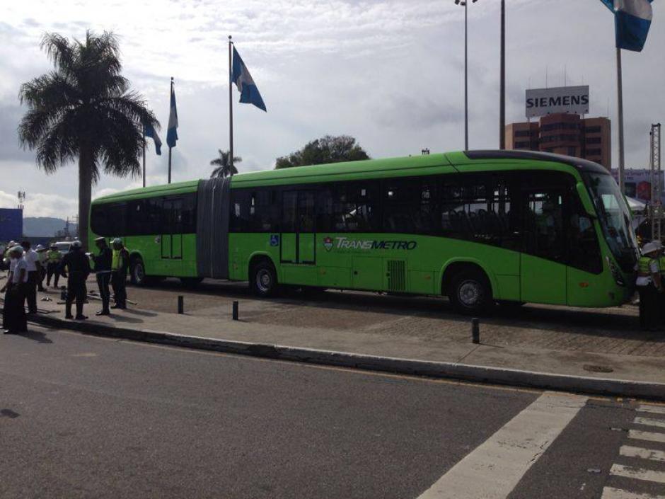La Municipalidad de Guatemala exhibió en el obelisco las unidades para que los usuarios pudieran observarlas antes de que entren en circulación. (Municipalidad de Guatemala/Facebook)
