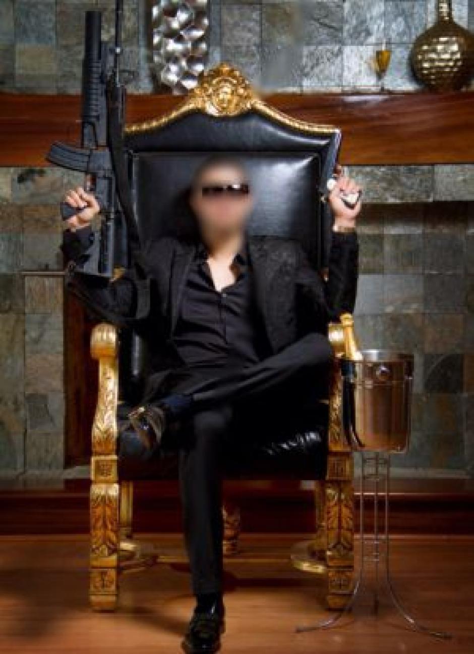 El supuesto narcotraficante conocido como el Chino Ántrax gusta de compartir sus viajes y lujos, pero en todas las fotos su rostro es borrado. (Foto: ElPaís) 