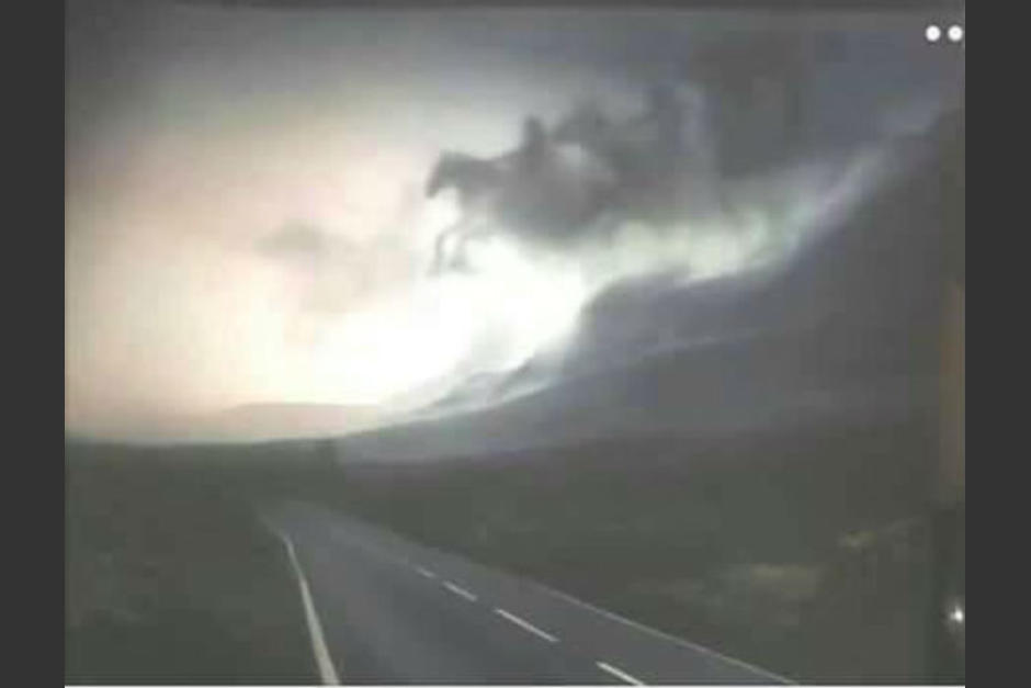 La forma de unas nubes sorprendieron por aparentar unos caballos cabalgados. Sin embargo, la foto es del 2009 y fueron tomadas en Filipinas. (Foto: Twitter)