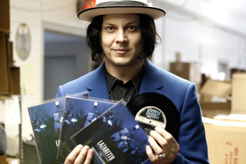 Jack White ha batido récords y su vinilo "Lazaretto" es el más vendido en los últimos 20 años de la industria discográfica. (Foto: rollingstone.com)