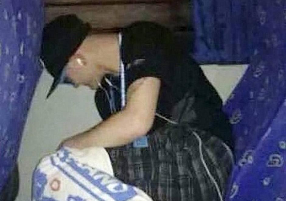 En esta imagen se observa a uno de los jóvenes que se queda dormido en el bus, mientras su primo le saca una foto que posteriormente revela algo escalofriante. 