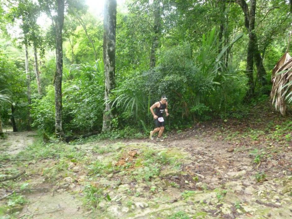 Aquí Andrés Fonseca en la llamada "subida de raíces" de la Triatlón Hombre Maya 2013. (Foto: Facebook Andrés Fonseca).