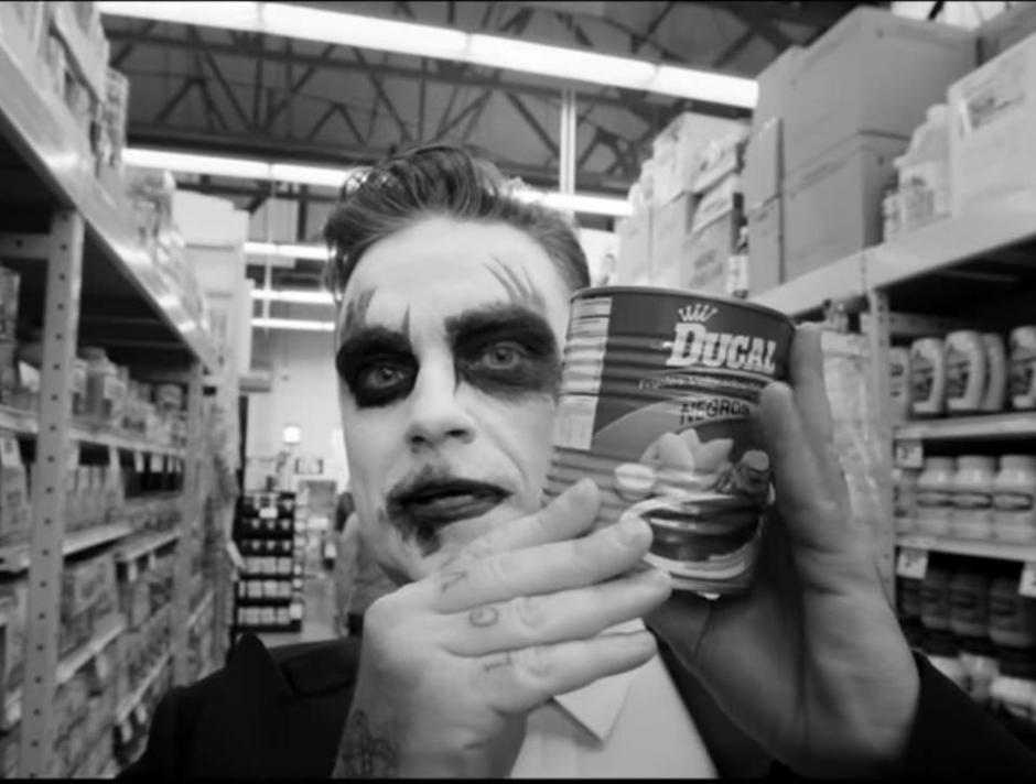 Robbie Williams posa con una lata de frijoles Ducal en el video de su H.E.S. (Heavy Entertainment Show).