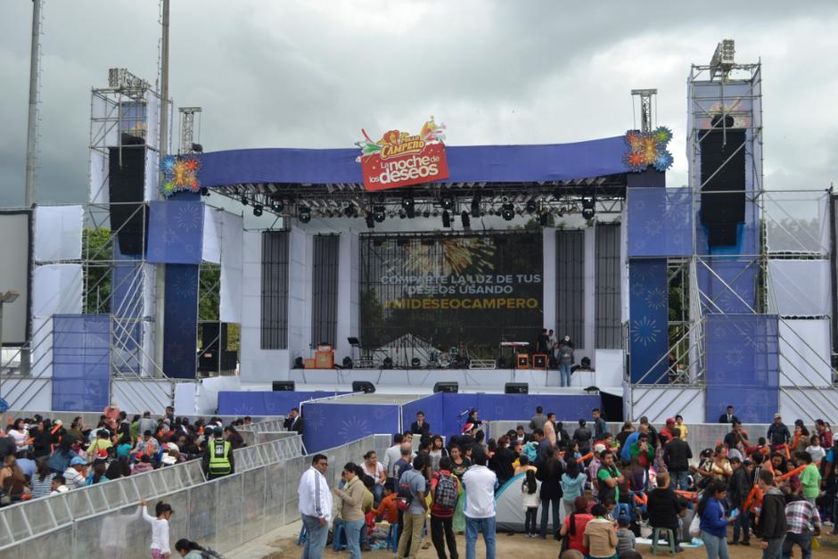 Miles de guatemaltecos se dan cita en el Campo Marte para disfrutar del Show de Luces. (Foto: Pollo Campero/Facebook)