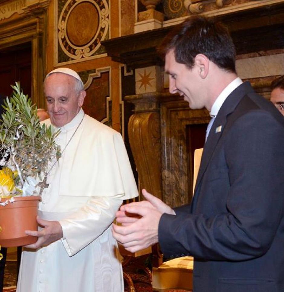 Foto recuerdo del encuentro entre Leo Messi y el papa Francisco; la imagen fue utilizada por el delantero para felicitar al Pontífice en su cumpleaños 78. (Foto: Facebook / Leo Messi)