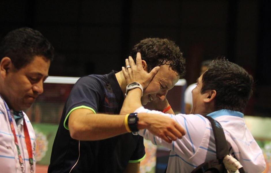 El badmintonista nacional Kevin Cordón derrama lágrimas al ganar el oro para Guatemala en Veracruz 2014. (Foto: COG)