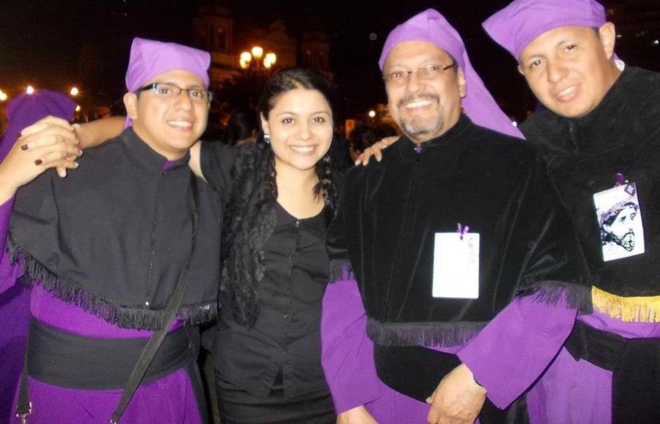 Desde que Héctor Castillo tenia 5 años sus padres lo vistieron por primera vez como cucurucho. El ha pasado esta tradición a sus dos hijos. (Foto: Juan Manuel Castillo Zamora/Facebook)