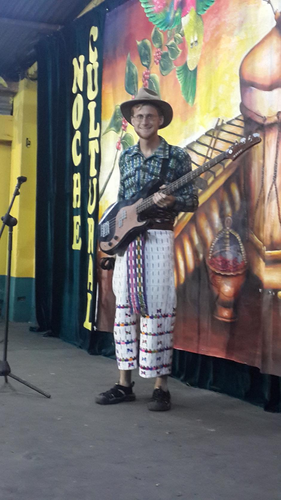 Este es Christopher Joseph Walker, maestro de tz´utujil y de inglés en San Pedro La Laguna. (Foto: Armando Quiacaín).
