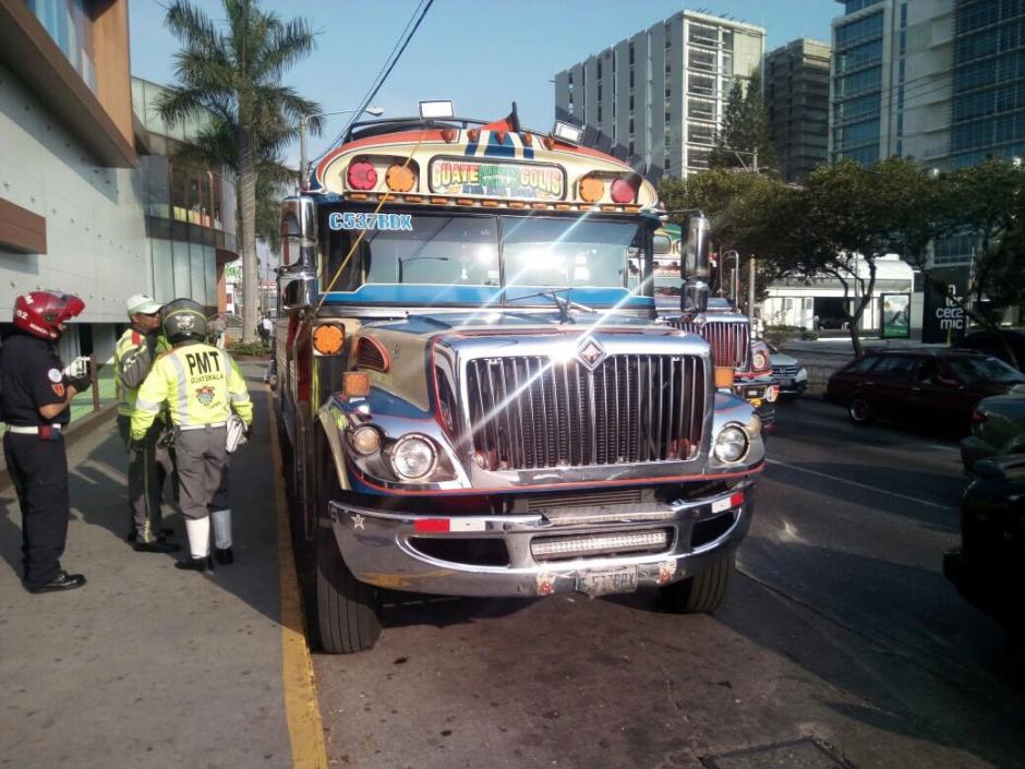 El conductor de un bus que se conducía a Barberena atropelló a su propio ayudante en el bulevar Los Próceres, zona 10 capitalina. (Foto: Amílcar Montejo)
