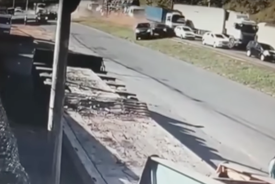 El espectacular accidente dejó a siete personas heridas, dos de ellas en estado delicado. (Imagen: captura de pantalla)
