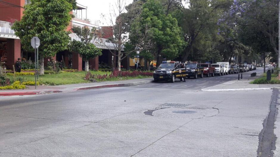 La Policía Nacional Civil y el Ministerio Público se encuentran en el edificio de Canal Antigua. (Foto: cortesía/Soy502)
