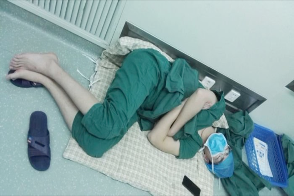 Tras una jornada de 28 horas, Luo Heng se quedó dormido en el piso del hospital donde labora. (Foto: Twitter/@almuraisy)