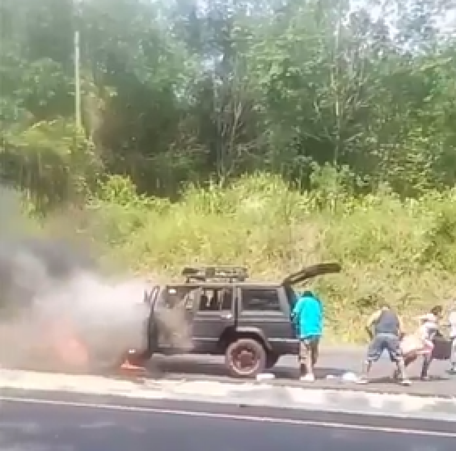 La familia realizó una arriesga acción al recuperar sus pertenencias del carro que prendió en llamas. (Foto: captura de pantalla) 