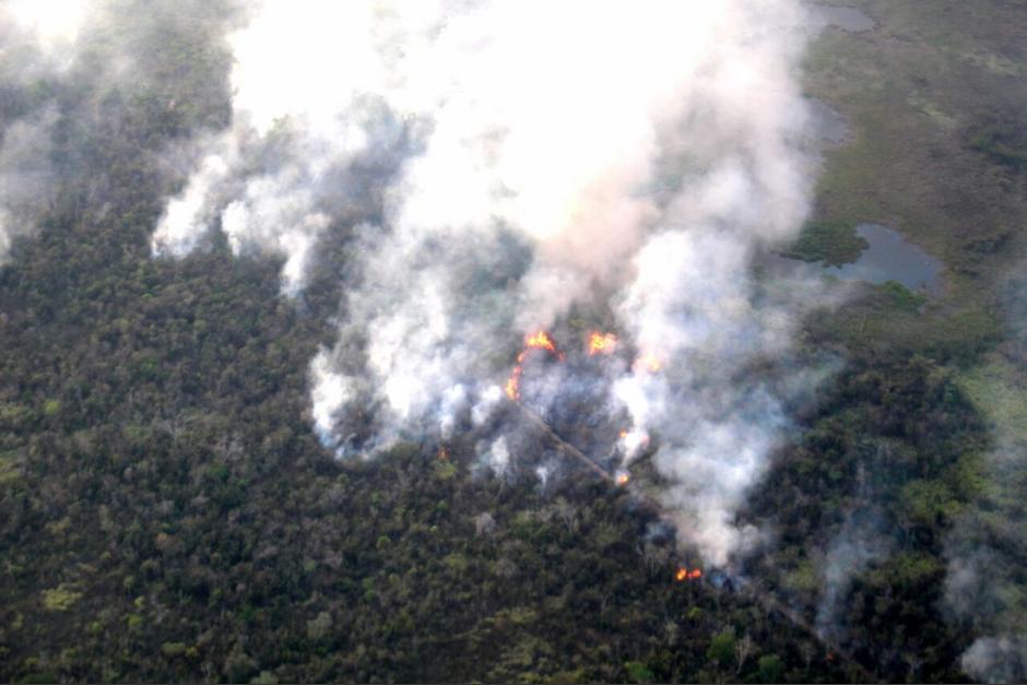 Desde el martes se declaró alerta roja en Petén por los incendios en dicha área. (Foto: Conap)