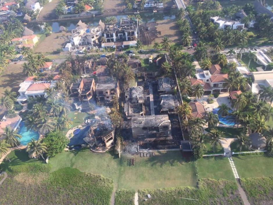 El incendio en el complejo Juan Gaviota, Marina del Sur, dejó cuatro chalets en cenizas. (Foto: Soy502) 