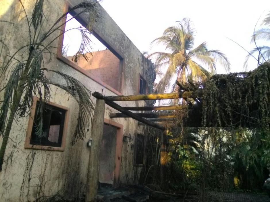 Así quedó uno de los chalets incendiados en el complejo turístico Juan Gaviota, Marina del Sur. (Foto: Bomberos Municipales Departamentales) 